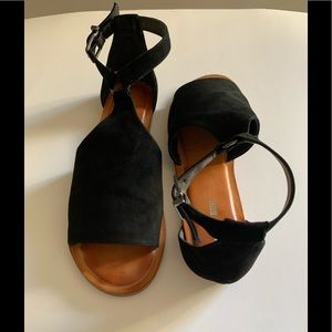 Gianni Bini Flats Sandals/SZ 8 1/2 M/ Black